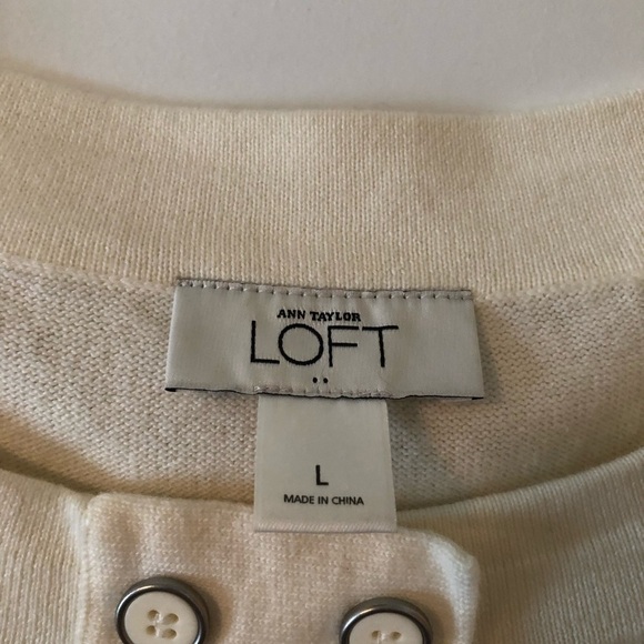 Cream, short sleeve Loft sweater with cute buttons - Picture 4 of 5